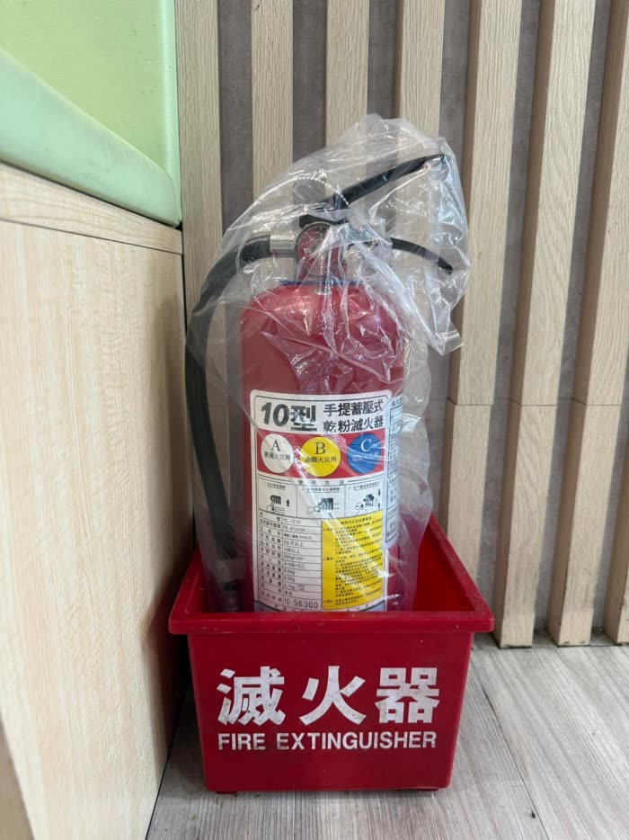連鎖餐廳門市內的 10 型手提蓄壓式乾粉滅火器與放置箱